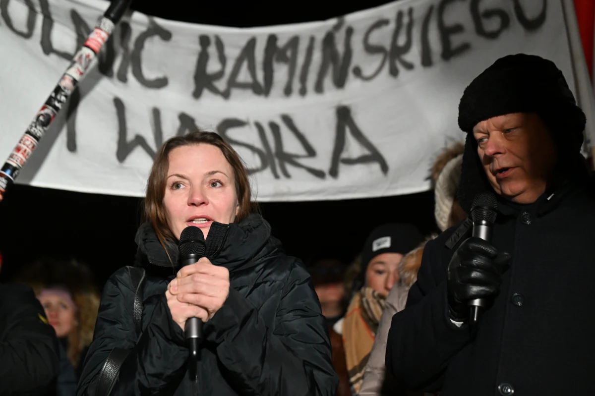 Posłowie PiS Krzysztof Szczucki i Paweł Jabłoński zarzucili marszałkowi Sejmu Szymonowi Hołowni bezprawne stwierdzenie wygaśnięcia mandatów poselskich Mariusza Kamińskiego i Macieja Wąsika. "Zawiadamiamy prokuraturę o podejrzeniu popełnienia przestępstwa" - poinformowali na platformie X.