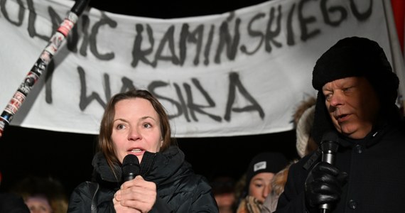 Posłowie PiS Krzysztof Szczucki i Paweł Jabłoński zarzucili marszałkowi Sejmu Szymonowi Hołowni bezprawne stwierdzenie wygaśnięcia mandatów poselskich Mariusza Kamińskiego i Macieja Wąsika. "Zawiadamiamy prokuraturę o podejrzeniu popełnienia przestępstwa" - poinformowali na platformie X.