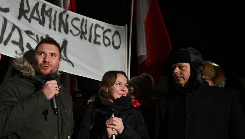 zakończył, Protest, Wolnych, Polaków, kilkudziesięciu, zgromadzonych, bliscy, Mariusza, Kamińskiego, także, posłowie, udali, Rad Po proteście w Warszawie pojechali pod areszt. W roli głównej Marek Suski