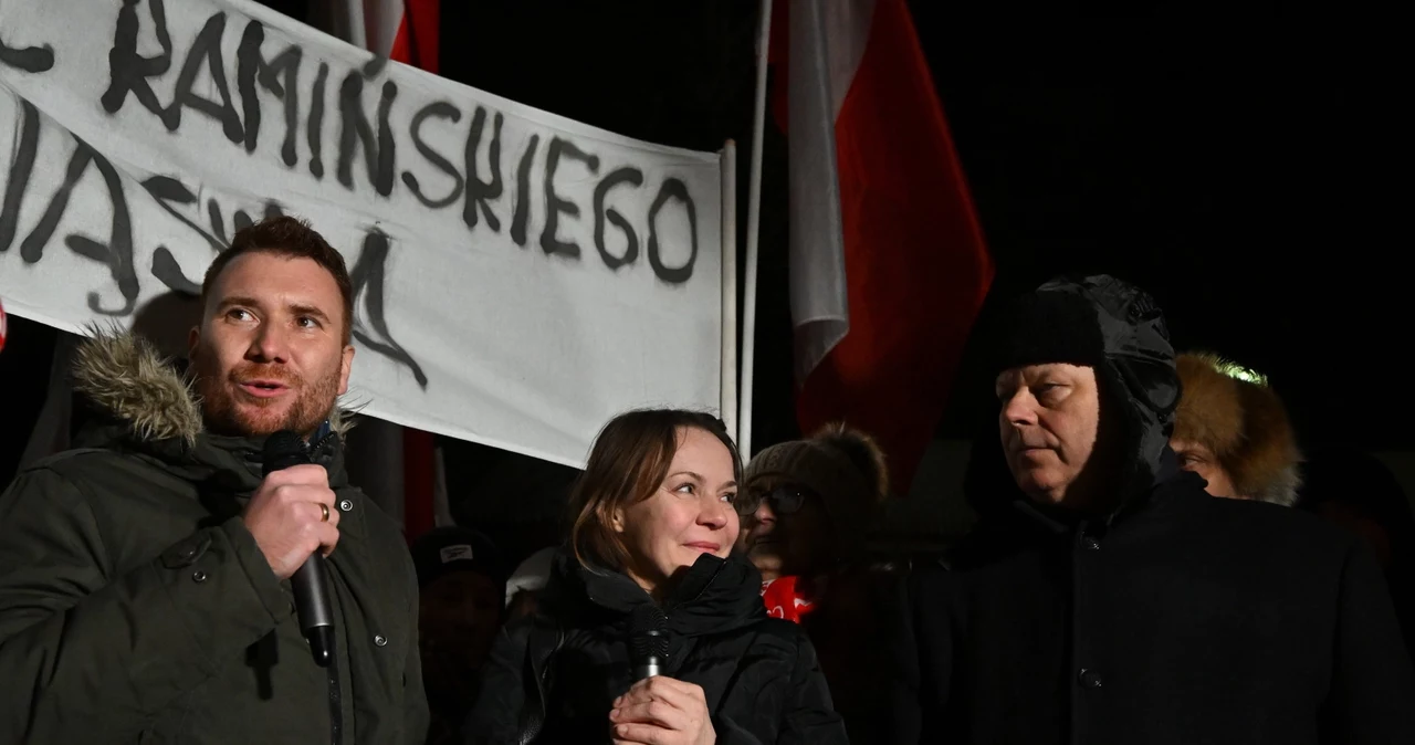 Bliscy Mariusza Kamińskiego oraz poseł PiS Marek Suski pod aresztem śledczym w Radomiu, gdzie przebywa Mariusz Kamiński