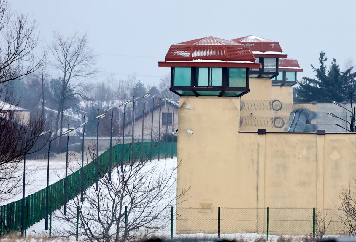 Prezydent Andrzej Duda ogłosił, że wszczyna postępowanie ułaskawieniowe wobec Mariusza Kamińskiego i Macieja Wąsika. Robi to jednak na podstawie przepisów Kodeksu postępowania karnego, a nie konstytucji. To oznacza przeprowadzenie całej procedury, ale też że politycy PiS za kilkanaście dni mogą opuścić zakłady karne, do których ich skierowano. 