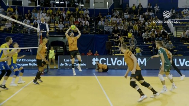 Fragmenty meczu CV Guaguas Las Palmas – Jastrzębski Węgiel 3:1 (25:23, 19:25, 25:22, 25:15) - siatkówka; grupa Liga Mistrzów 2024. Najlepsze akcje Rafała Szymury (18 punktów).

