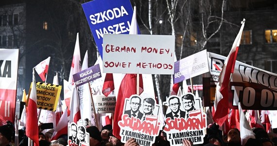 Wiele tysięcy osób przybyło na organizowany przez Prawo i Sprawiedliwość „Protest Wolnych Polaków”. Ile uczestników było dokładnie? Szacunki podawane przez partię i stołeczny urząd są bardzo rozbieżne.