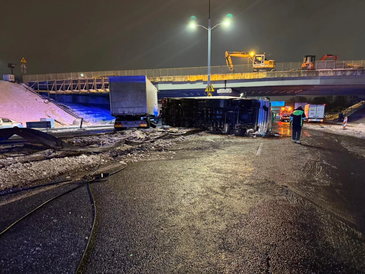 Po wczesnoporannych kolizjach z udziałem dwóch samochodów ciężarowych na Drogowej Trasie Średnicowej (DW 902) w Katowicach, ruch na tej arterii został przed południem częściowo udrożniony.