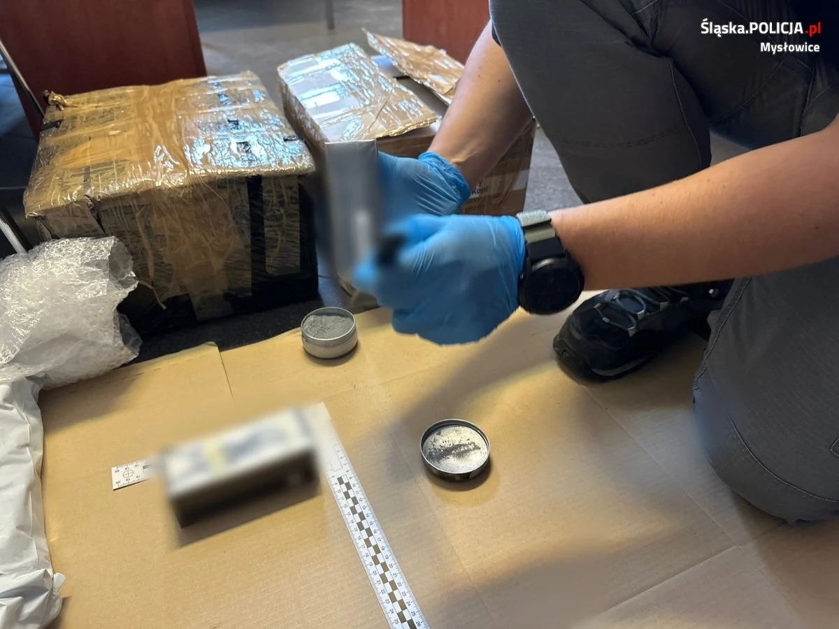 Policjanci z Mysłowic zatrzymali parę, która na portalach społecznościowych oferowała perfumy luksusowych marek z podrobionymi znakami towarowymi. Funkcjonariusze przejęli 90 sztuk podróbek, które były już przygotowane do wysyłania.