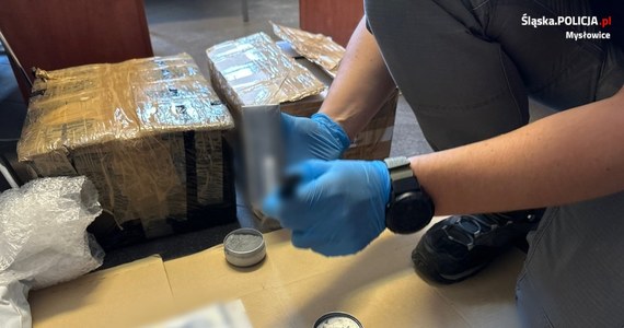 Policjanci z Mysłowic zatrzymali parę, która na portalach społecznościowych oferowała perfumy luksusowych marek z podrobionymi znakami towarowymi. Funkcjonariusze przejęli 90 sztuk podróbek, które były już przygotowane do wysyłania.