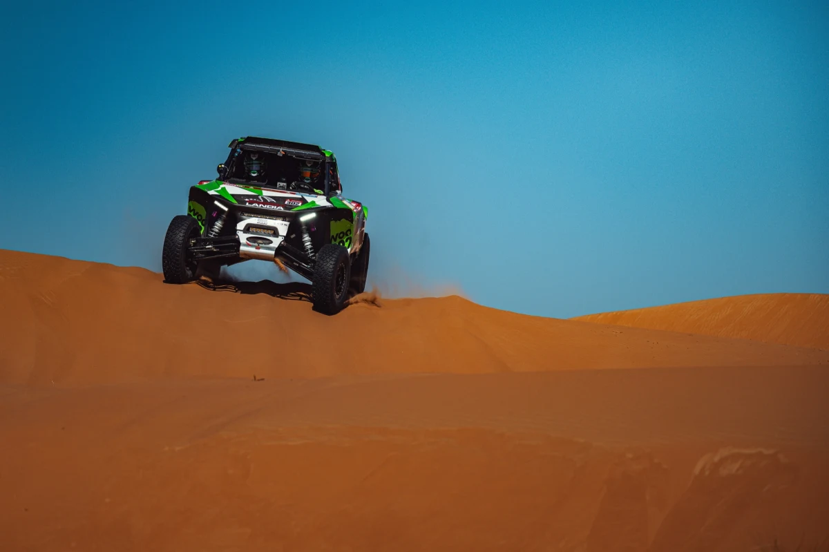 Szósty etap, piąta wygrana - Eryk Goczał pewnie jedzie po zwycięstwo w tegorocznym Rajdzie Dakar. 19-letni kierowca startujący w barwach ekipy Energylandia Rally Team pewnie wygrał dwudniowy etap maratoński ze startem i metą w Shubaytah. Drugie miejsce zajął jego wujek Michał, natomiast kłopoty techniczne wyeliminowały z walki o wysokie miejsce jego tatę Marka.