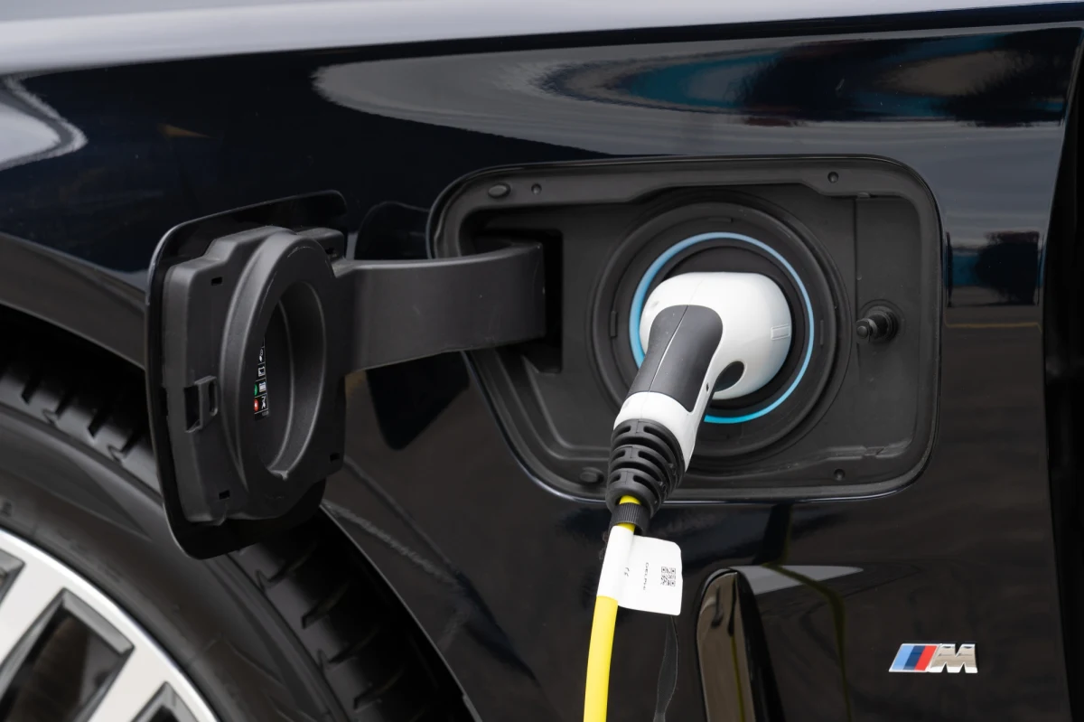 Od 2027 roku niemiecki koncern motoryzacyjny BMW chce produkować w swoim głównym zakładzie w Monachium wyłącznie auta elektryczne. Firma nie rezygnuje na razie z silników spalinowych, będą one wytwarzane w pozostałych fabrykach, w tym poza Niemcami – poinformował portal dziennika „Handelsblatt”.