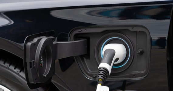 Od 2027 roku niemiecki koncern motoryzacyjny BMW chce produkować w swoim głównym zakładzie w Monachium wyłącznie auta elektryczne. Firma nie rezygnuje na razie z silników spalinowych, będą one wytwarzane w pozostałych fabrykach, w tym poza Niemcami – poinformował portal dziennika „Handelsblatt”.