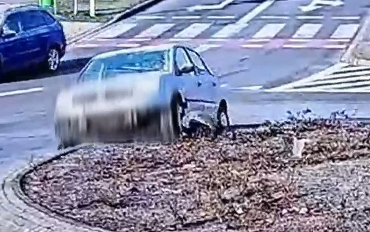 Niebezpieczna sytuacja w Lubinie na Dolnym Śląsku. 78-latek jechał po krawężniku, niemal uderzył w inny samochód, a później przejechał na wprost przez rondo, uszkadzając własne auto. Wszystko przez oszronioną szybę.

