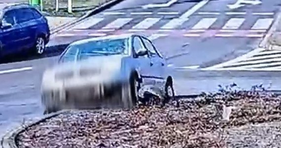 Niebezpieczna sytuacja w Lubinie na Dolnym Śląsku. 78-latek jechał po krawężniku, niemal uderzył w inny samochód, a później przejechał na wprost przez rondo, uszkadzając własne auto. Wszystko przez oszronioną szybę.

