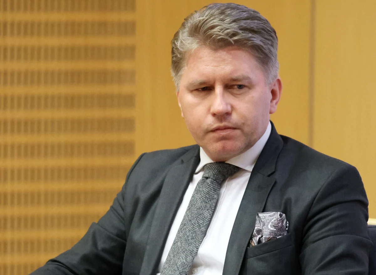 "Nowy rząd powinien pokazać, że myśli nie tylko o swoich wyborcach, ale o wszystkich Polakach i powinien odpowiedzieć na ten gest także gestem, który mógłby obniżyć emocje" - mówił w Rozmowie w południe w RMF FM i Radiu RMF24 prof. Marcin Matczak. Prawnik z Uniwersytetu Warszawskiego argumentował, dlaczego Prokurator Generalny Adam Bodnar powinien zwolnić z więzienia Mariusza Kamińskiego i Macieja Wąsika na czas postępowania ułaskawieniowego.