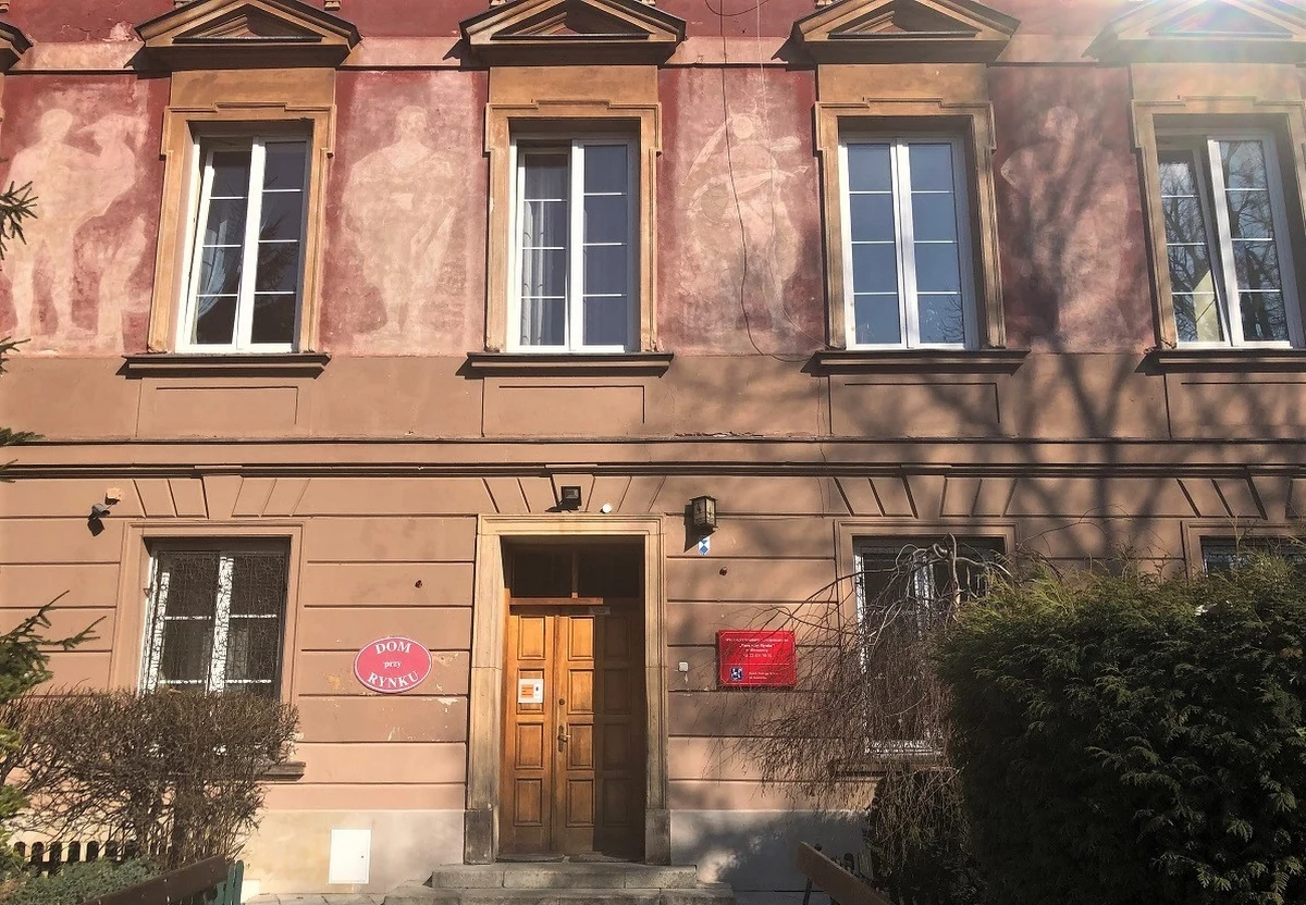 Stołeczny konserwator zabytków Michał Krasucki apeluje do warszawiaków o pomoc. Pilnie poszukuje kolorowych zdjęć kamienicy przy Rynku Nowego Miasta 4. Są potrzebne do rekonstrukcji dekoracji malarskich.