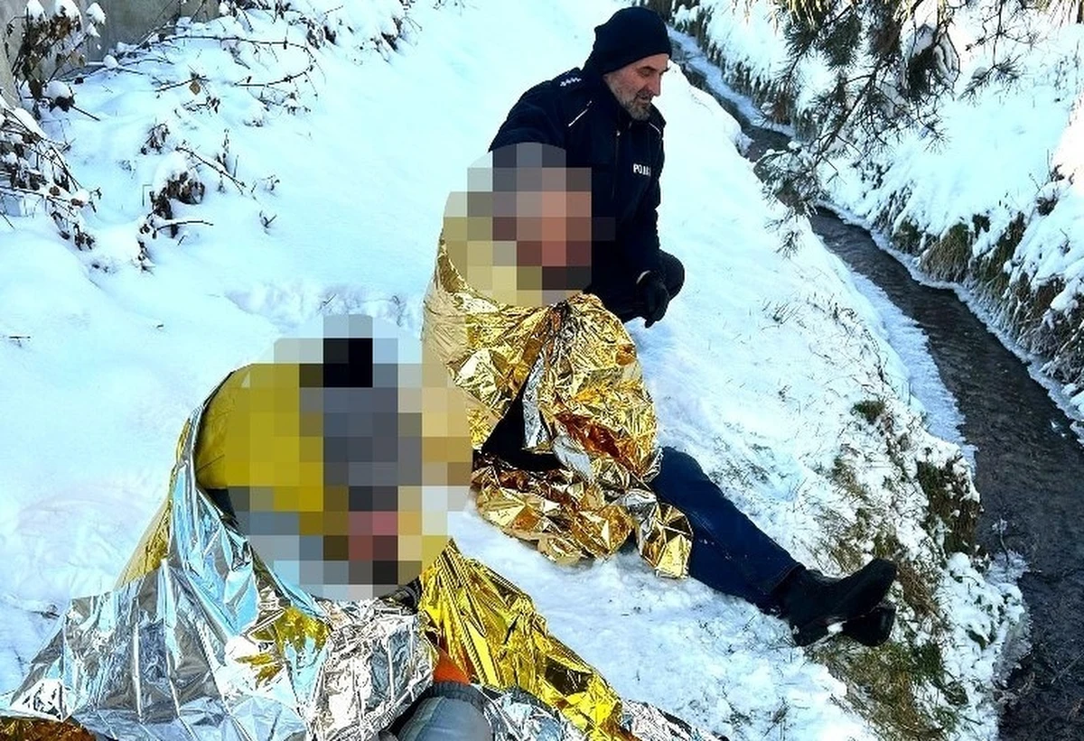 Policjanci ze Starego Sącza musieli pomóc dwóm mężczyznom, którzy chcieli skrócić sobie drogę i wpadli do strumyka. Przez godzinę nawoływali pomocy. Byli pijani i nie byli w stanie wyjść o własnych siłach z lodowatej wody.           