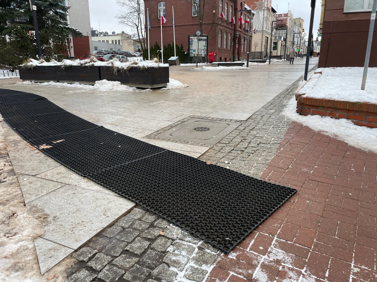 Wielkie gumowe maty pojawiały się przed wejściem na deptak w centrum Kartuz w Pomorskiem. To przez to, że po opadach śniegu i mrozach za każdym razem robiło się tam bardzo ślisko. 
