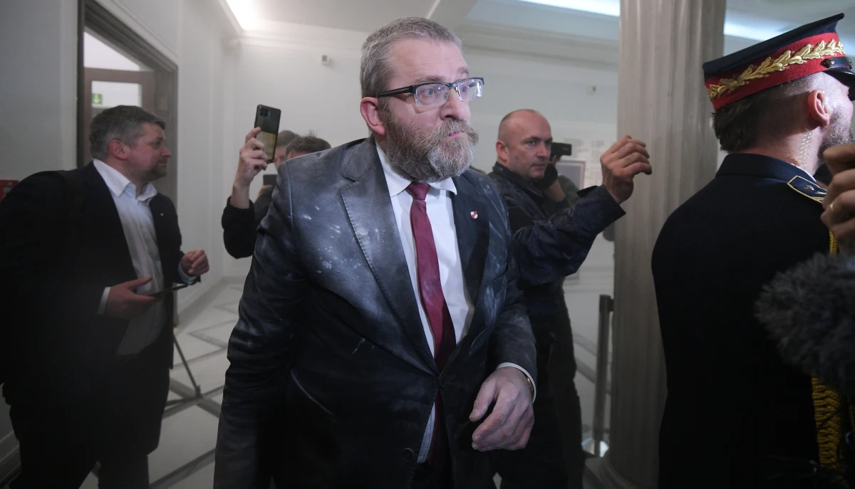 "Zwróciłem się do komendanta policji, ponieważ mamy przypuszczenie, że Grzegorz Braun może mieć pozwolenie na broń i oczekujemy weryfikacji podstaw wydania tego pozwolenia" - powiedział Szymon Hołownia. Marszałek Sejmu w ten sposób odniósł się doniesień medialnych, jakoby poseł Konfederacji miał pytać Straż Marszałkowską, gdzie może zdeponować broń palną.