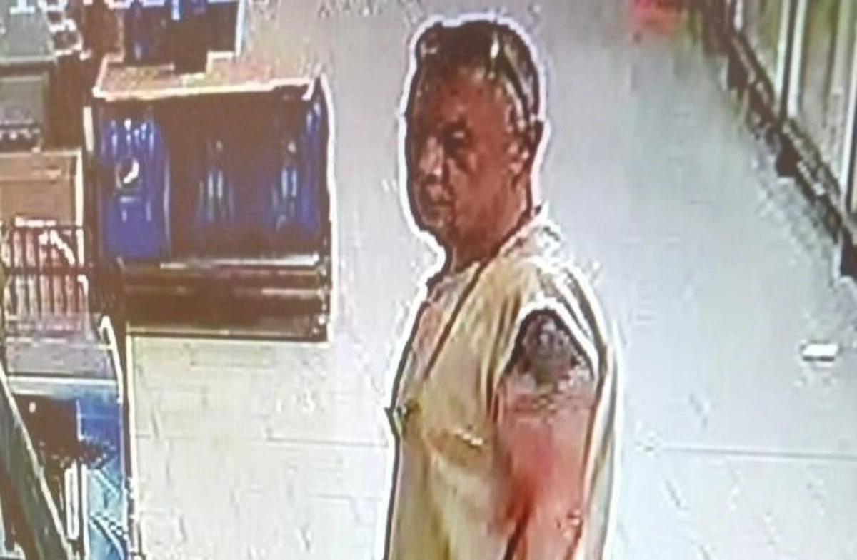 Policja z Tarnowa szuka mężczyzny, który wymyślił nietypowy sposób na... darmowe zakupy w tarnowskim Lidlu. Oszusta zarejestrowała kamera monitoringu przemysłowego.