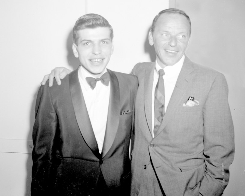 Frank Sinatra Jr. przez całe swoje życie pozostawał w cieniu ojca. Wokalista nigdy nie zrobił kariery takiej, jaką mu przewidywano, co z resztą sam przyznał pod koniec swojego życia. Syn gwiazdora nie pozostawił po sobie niezapomnianej roli ani wielkiego przeboju. Częściej natomiast wspomina się o wydarzeniach z jego życia prywatnego. 