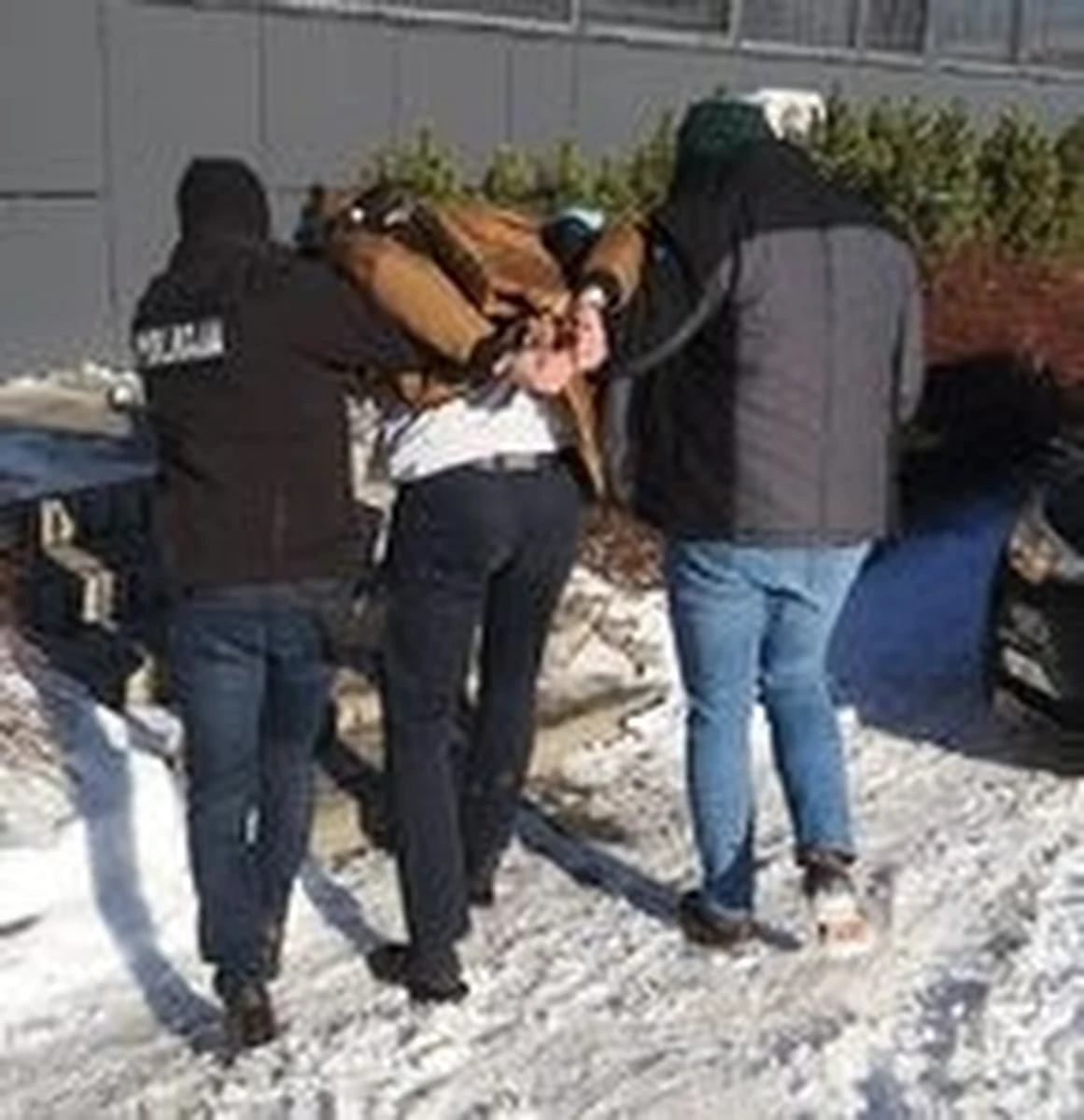 Nawet do ośmiu lat więzienia grozi 66-latkowi ze Skarżyska-Kamiennej, który zawiadomił policję o kradzieży samochodu, choć jej nie było. Odpowiedzialność poniesie też jego syn za prowadzenie auta mimo sądowego zakazu.

