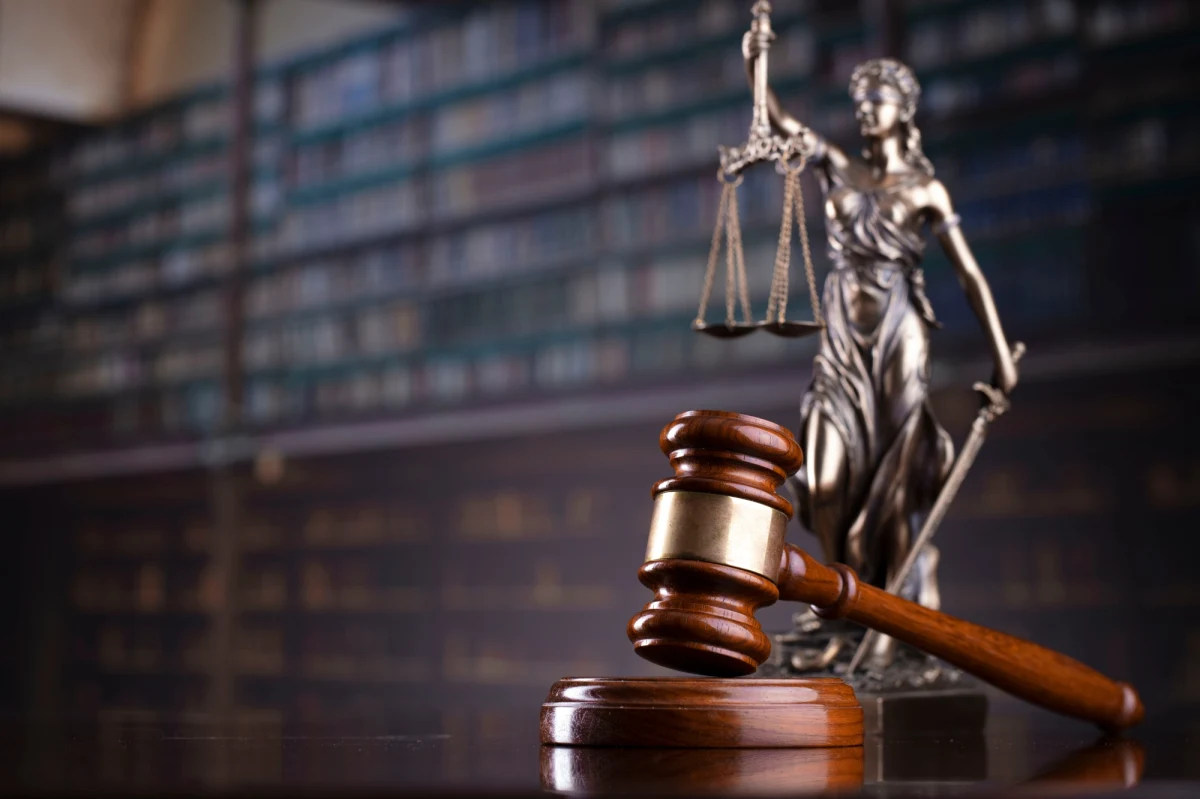 Sąd Rejonowy w Lidzbarku Warmińskim skazał na 8 miesięcy więzienia w zawieszeniu na 2 lata Henryka S., który na balu charytatywnym uderzył wójta tej gminy w twarz tak mocno, że ten upadł. Skazany ma też zapłacić wójtowi 20 tys. zł. zadośćuczynienia.