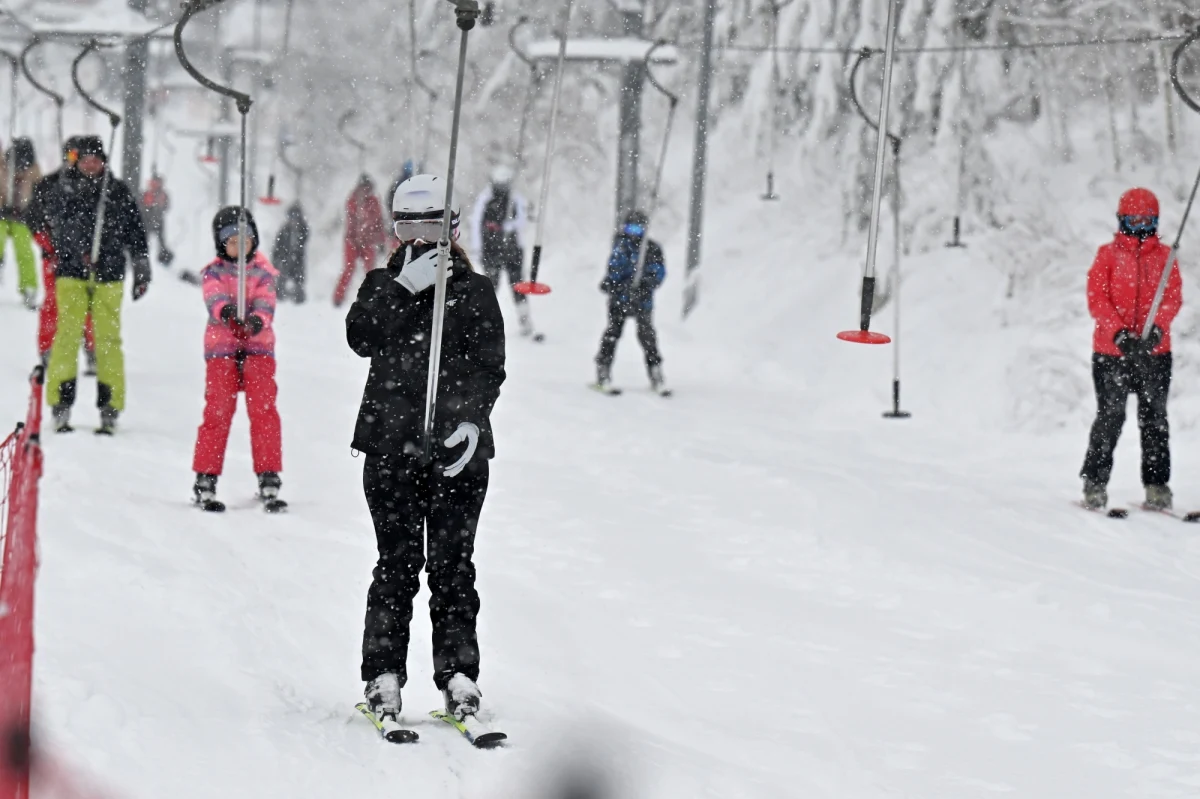 Czy w kraju, czy za granicą – jeśli planujecie białe szaleństwo, warto przed wyjazdem wykupić ubezpieczenie narciarskie. Są kraje, gdzie jest ono wręcz wymagane. Kosztuje niewiele, a może uratować nasz spokój i portfel. Przypominamy o tym na początek ferii zimowych, które rozpoczynają uczniowie z czterech województw: dolnośląskiego, mazowieckiego, opolskiego oraz zachodniopomorskiego. 