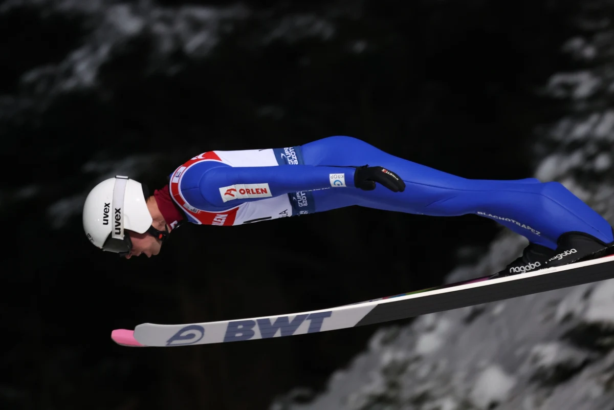 Siedmiu Polaków wystąpi w niedzielnym konkursie indywidualnym PolSKIego Turnieju na skoczni w Wiśle. Najlepszym z Biało-Czerwonych okazał się Piotr Żyła. Kwalifikacje wygrał Słoweniec Anze Lanisek, który pobił rekord skoczni. 