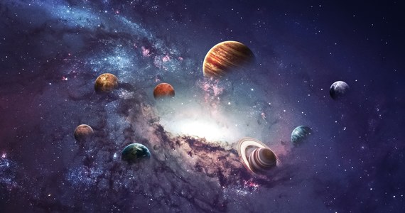 Pierścień o średnicy 1,3 miliarda lat świetlnych odkryty przez Alexię Lopez z University of Central Lancashire wydaje się zaprzeczać zasadom dotychczasowej wiedzy kosmologicznej - poinformowano podczas 243. zjazdu American Astronomical Society w Nowym Orleanie.