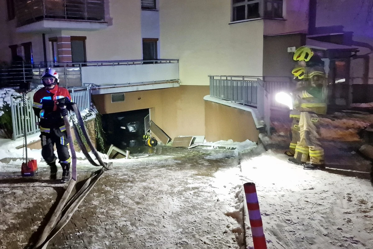 Dwa samochody spłonęły, a inne zostały uszkodzone w piątek w pożarze garażu podziemnego w Rzeszowie. Z bloku ewakuowano blisko 50 mieszkańców. Nikomu nic się nie stało.