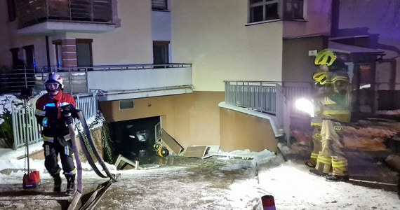 Dwa samochody spłonęły, a inne zostały uszkodzone w piątek w pożarze garażu podziemnego w Rzeszowie. Z bloku ewakuowano blisko 50 mieszkańców. Nikomu nic się nie stało.