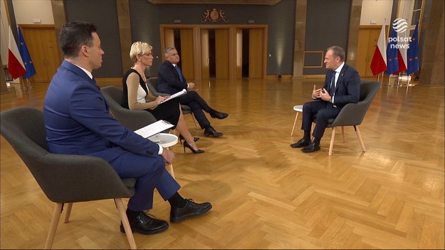 - Tu nie ma przestrzeni na negocjacje. Ich mandaty wygasły - odparł Donald Tusk, dopytywany o immunitety poselskie obu polityków.Przyznał, że i ta kwestia jest dla rządu trudna.- Dla mnie byłoby to obojętne, czy w Sejmie siedzi pan Wąsik i Kamiński, czy ich następcy na listach. I prawdopodobnie wszystkim byłoby wygodniej gdyby nie było zamieszania wokół ich mandatów - powiedział premier