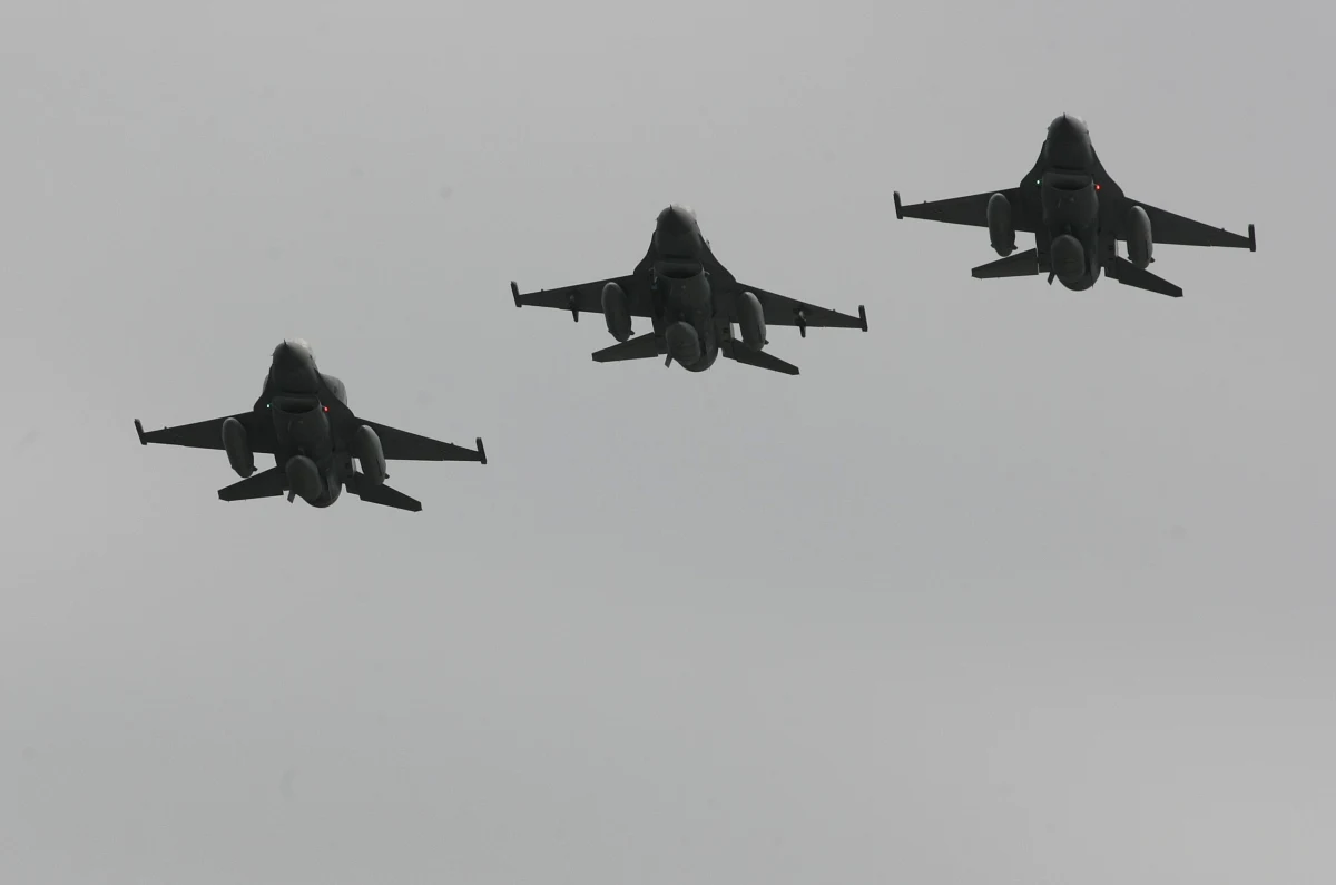 O wzmożonej aktywność lotnictwa dalekiego zasięgu Federacji Rosyjskiej poinformowało rano na swoim profilu na platformie X Dowództwo Operacyjne RSZ. Przekazało, że aktywowano polskie i sojusznicze lotnictwo. Po godzinie 10 wojskowi wydali nowy komunikat, z którego wynika 
że "ze względu na zmniejszenie poziomu zagrożenia, operowanie polskiego i sojuszniczego lotnictwa w polskiej przestrzeni powietrznej oraz naziemnych systemów obrony przeciwlotniczej zostało zakończone".
