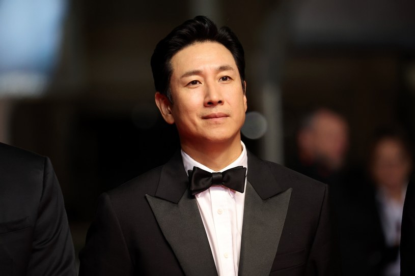 Pod koniec 2023 roku miłośnikami kina wstrząsnęła tragiczna wiadomość. Okazało się, że nie żyje 48-letni południowokoreański gwiazdor filmu "Parasite", Seon-Gyun Lee. Przyczyną śmierci aktora było samobójstwo, jednak reżyser nagrodzonego czterema Oscarami tytułu, Joon-ho Bong chce śledztwa w tej sprawie. "Żądam, aby władze przeprowadziły dochodzenie" - oświadczył.