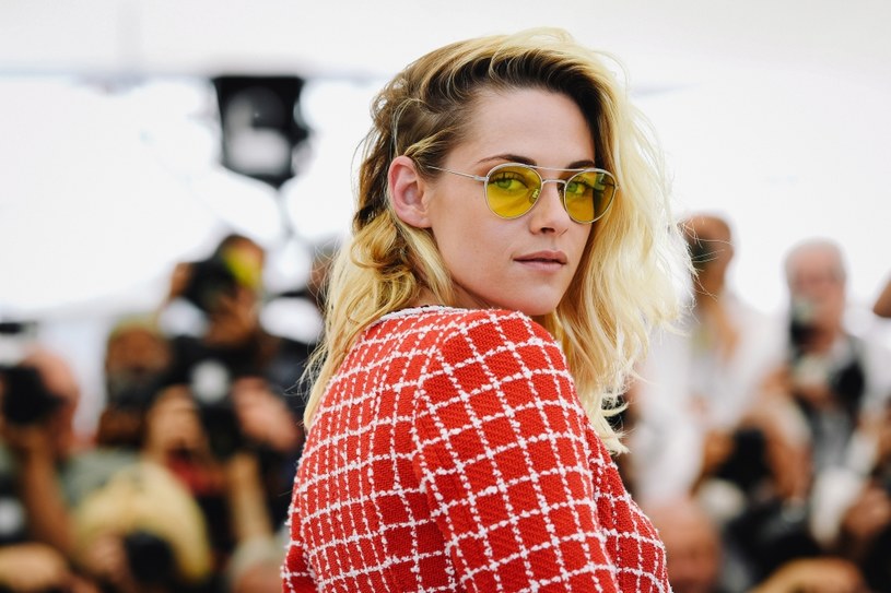 "Jeśli nie skończę go do końca tego roku, umrę" - zadeklarowała podczas Festiwalu Filmowego w Cannes Kristen Stewart. Chodzi o reżyserowany przez nią film zatytułowany "Chronologia wody", nad którym aktorka pracuje już od pięciu lat. Reżyserski debiut Stewart to ekranizacja autobiograficznej powieści pisarki Lidii Yuknavitch.