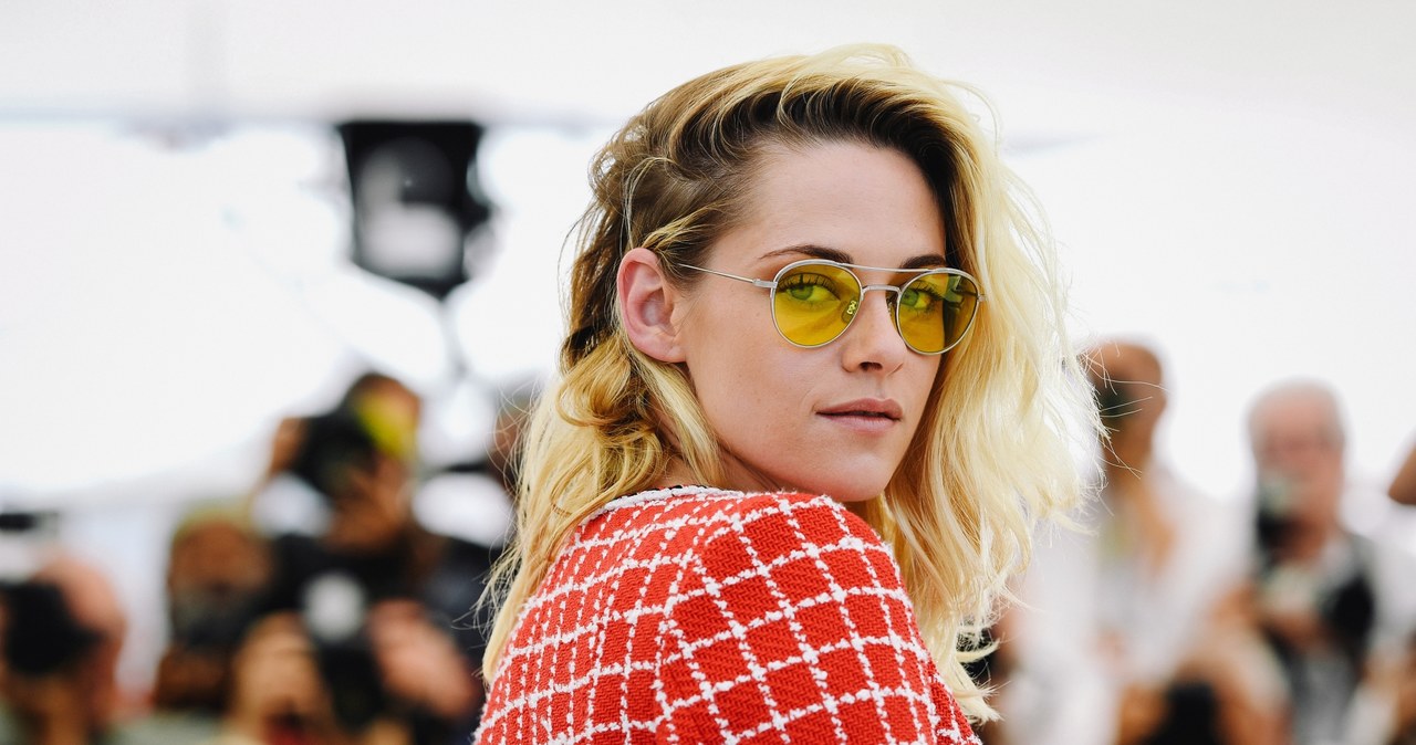 "Jeśli nie skończę go do końca tego roku, umrę" - zadeklarowała podczas Festiwalu Filmowego w Cannes Kristen Stewart. Chodzi o reżyserowany przez nią film zatytułowany "Chronologia wody", nad którym aktorka pracuje już od pięciu lat. Reżyserski debiut Stewart to ekranizacja autobiograficznej powieści pisarki Lidii Yuknavitch.