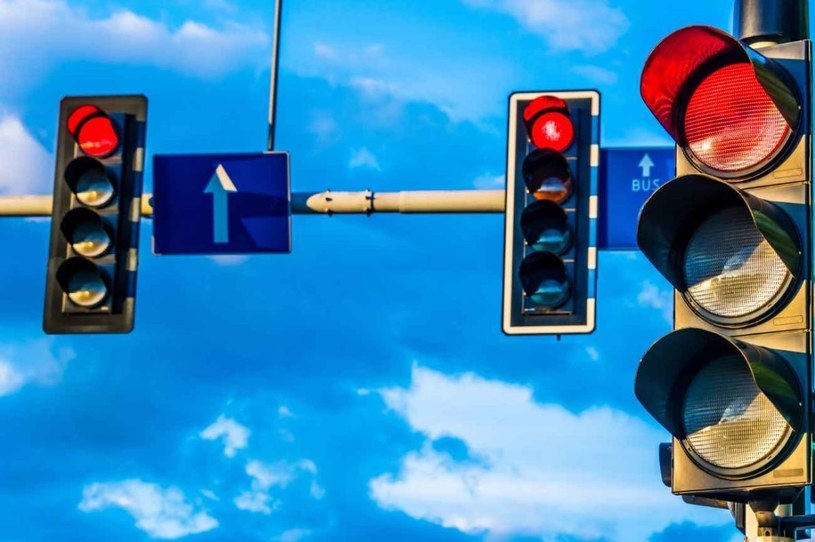 Wszyscy przez lata przyzwyczailiśmy się, że sygnalizacja świetlna zawiera zielone, pomarańczowe i czerwone światło drogowe, ale być może czeka nas rewolucja w tym zakresie. Nowe badania sugerują, że dodanie białego światła może przyspieszyć ruch i poprawi bezpieczeństwo zarówno samochodów, jak i pieszych.