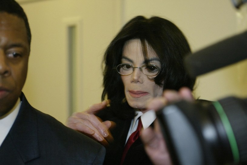 Michael Jackson doczeka się biograficznego filmu. Wiadomo, że już lada dzień, bo 22 stycznia tego roku rozpoczną się prace na planie filmu fabularnego "Michael". Produkcja opowie o skomplikowanym życiu Króla Pop. Wszystko zostanie w rodzinie, bo w postać Michaela Jacksona wcieli się jego bratanek, Jaafar Jackson, a za reżyserię odpowie Antoine Fuqua. Film ma trafić do kin 18 kwietnia 2025 roku.