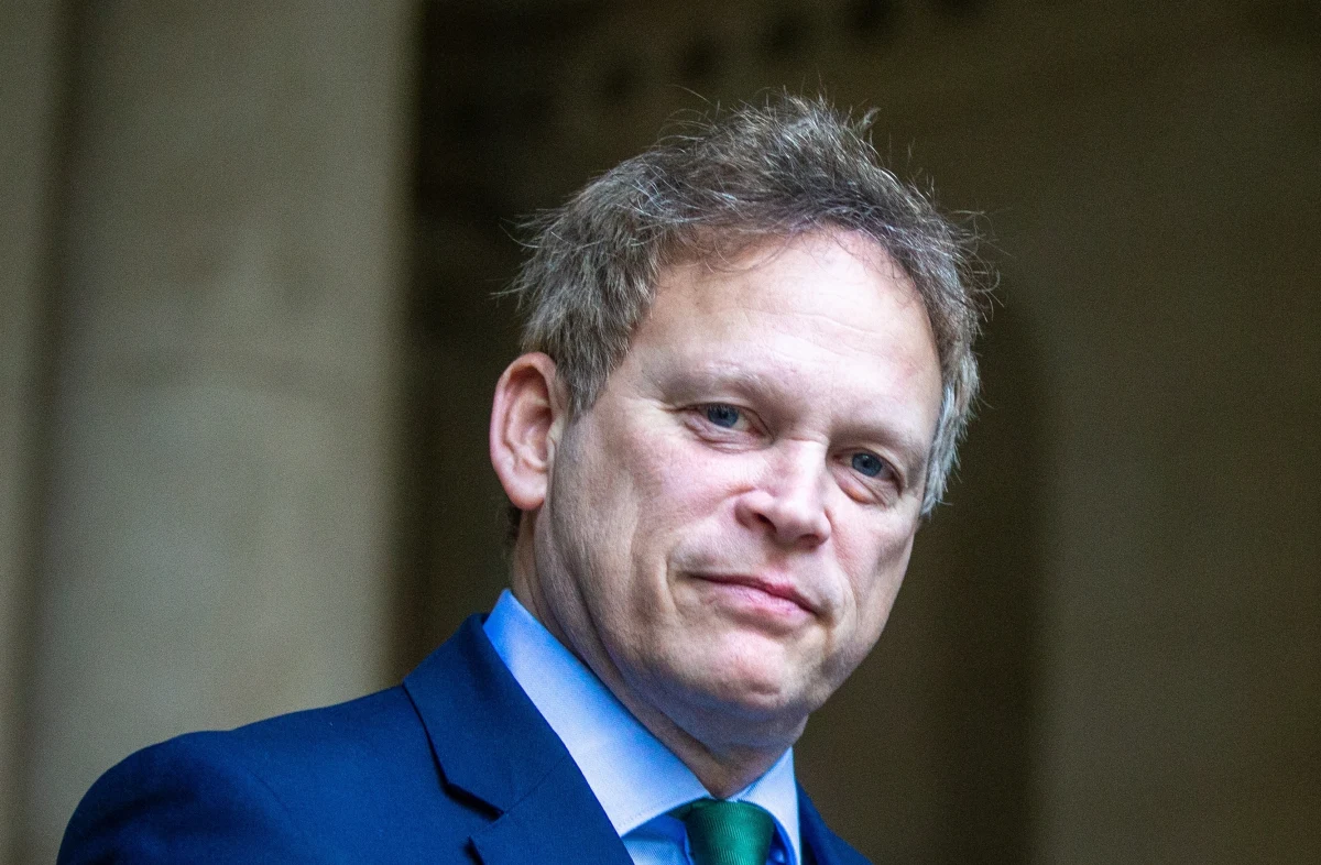 Brytyjski minister obrony Grant Shapps ostrzegł w sobotę Iran, że światu "kończy się cierpliwość" i musi on wpłynąć na jemeńskich rebeliantów Huti i innych swoich sojuszników na Bliskim Wschodzie, by zaprzestali zbrojnych działań. Huti atakują jednostki przepływające przez Morze Czerwone i Zatokę Adeńską. Ich działania zaburzają międzynarodowy handel.
