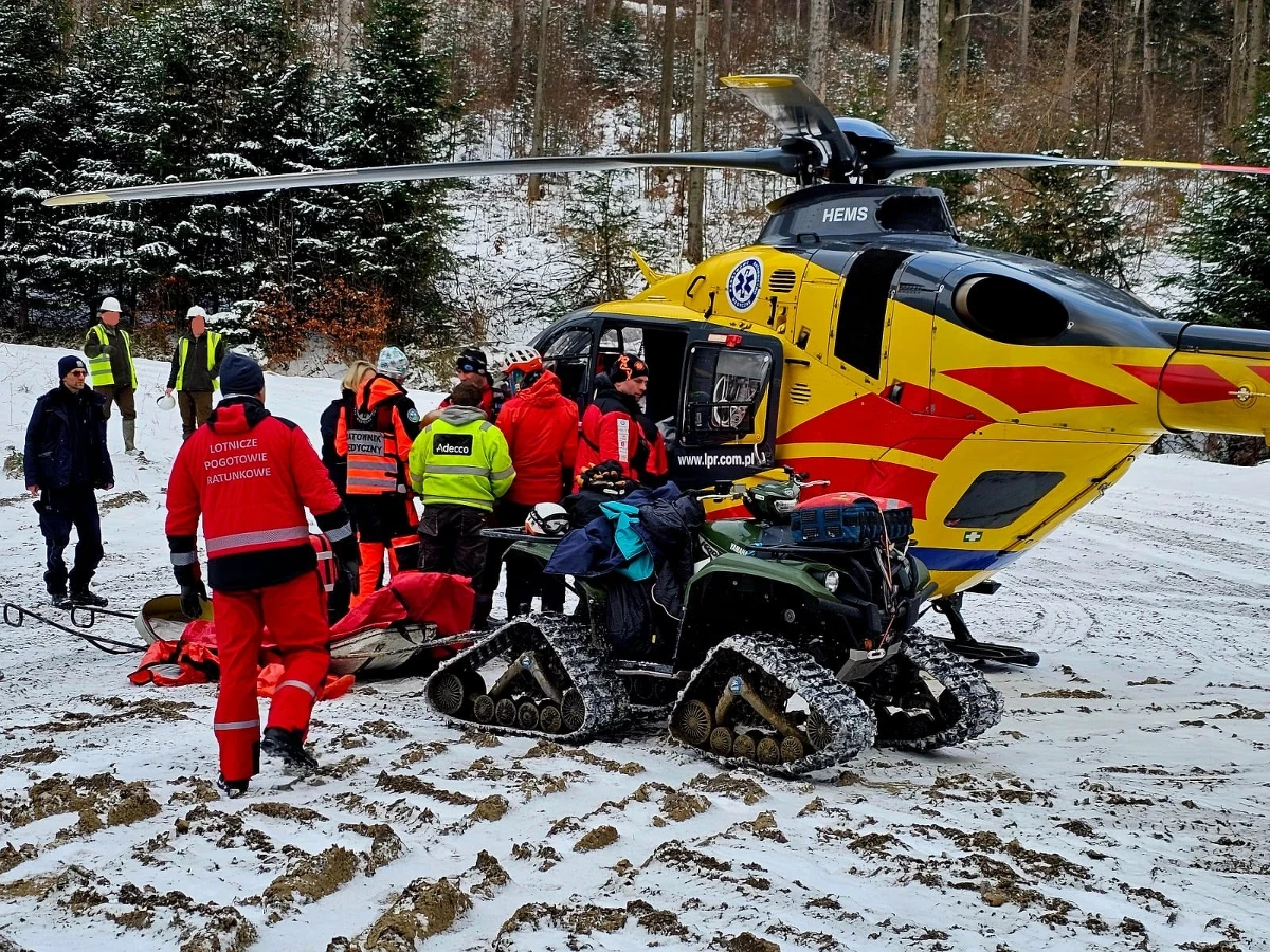 W okolicy Widełek mężczyzna został wczoraj przejechany przez ciągnik. Pierwsi na miejscu wypadku pojawili się ratownicy z Bieszczadzkiej Grupy GOPR ze stacji w Ustrzykach Górnych. Ranny został przetransportowany śmigłowcem LPR do szpitala.