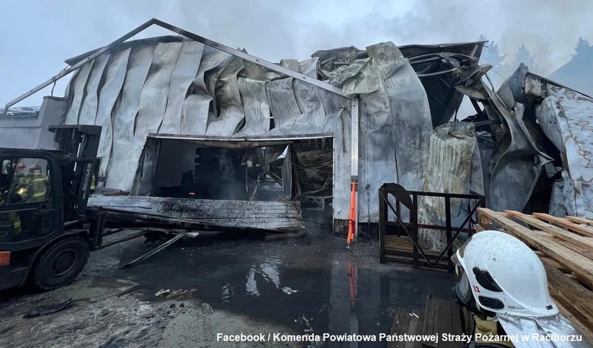 Dwie osoby ranne i kilka milionów złotych strat - to skutek pożaru hali w Raciborzu w Śląskiem. W akcji gaśniczej brało udział niemal 40 zastępów strażackich.