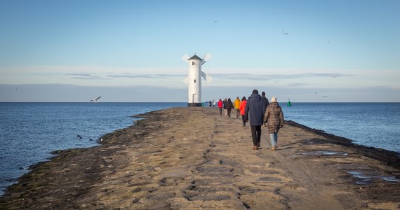 Spełnienia przedwyborczych obietnic domagają się mieszkańcy Świnoujścia. Dziś znów wyszli na ulice, domagając się przywrócenia dostępu do plaży w dzielnicy Warszów i do świnoujskich zabytków. Drogę do nich odcięła wprowadzona 9 miesięcy temu strefa ochronna wokół terminalu LNG.