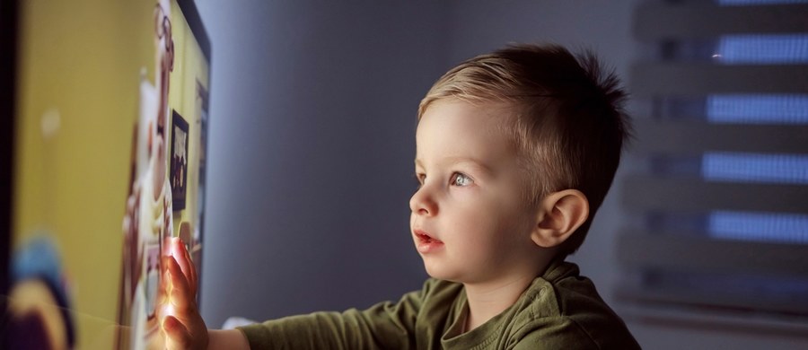 Naukowcy po raz kolejny dowodzą, że oglądanie telewizji lub filmów na urządzeniach mobilnych jest bardzo szkodliwe dla małych dzieci. Teraz stwierdzono, że powoduje u nich m.in. zaburzenia integracji sensorycznej.