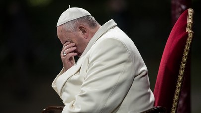 Papież broni decyzji o błogosławieniu par jednopłciowych i krytykuje duchownych