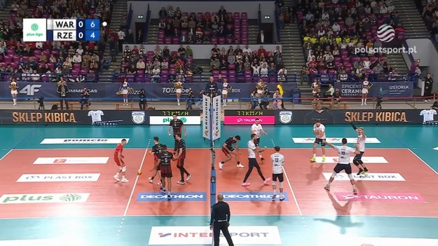 Skrót meczu Projekt Warszawa – Asseco Resovia Rzeszów 1:3 (25:23, 21:25, 19:25, 20:25) - siatkówka, PlusLiga 2024, 16. kolejka.

 

_______
Projekt: Igor Grobelny, Andrzej Wrona, Bartłomiej Bołądź, Artur Szalpuk, Yurii Semeniuk, Maciej Stępień – Damian Wojtaszek (libero) oraz Jakub Kowalczyk, Jędrzej Gruszczyński, Karol Borkowski. Trener: Piotr Graban.
Asseco Resovia: Bartłomiej Mordyl, Łukasz Kozub, Yacine Louati, Karol Kłos, Stephen Boyer, Klemen Cebulj – Paweł Zatorski (libero) oraz Jakub Bucki, Michał Potera, Fabian Drzyzga, Adrian Staszewski. Trener: Giampaolo Medei.