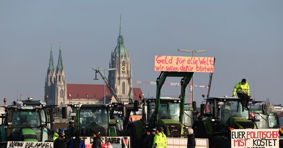Kanclerz Olaf Scholz wezwał uczestników odbywających się od poniedziałku w Niemczech rolniczych protestów do umiaru. "W demokracji nie ma miejsca na wezwania do przemocy i groźby personalne" – stwierdził. Na poniedziałek organizacje rolnicze zapowiadają wielotysięczną demonstrację, która ma się odbyć w Berlinie. 