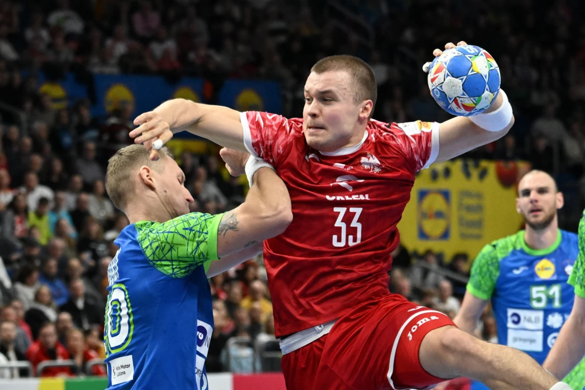 Polska przegrała ze Słowenią 25:32 (14:20) w swoim drugim występie w mistrzostwach Europy piłkarzy ręcznych. Biało-Czerwoni po drugiej porażce - wcześniej 21:32 z Norwegią - zachowali tylko matematyczne szanse na awans do drugiej rundy. 