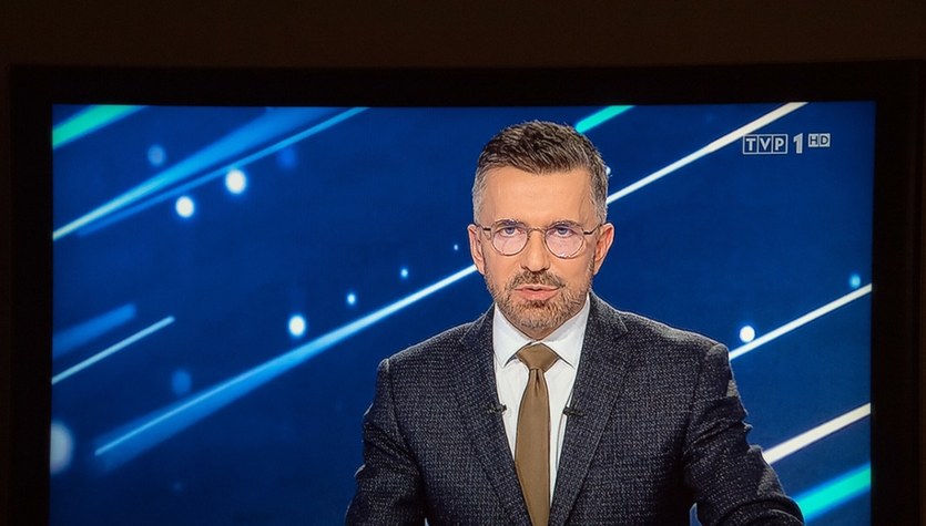  Symboliczny gest w rocznicę tragedii. Dziennikarz TVP przeprosił za Wiadomości