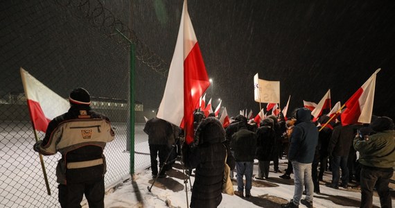 W sobotę wieczorem przed Zakładem Karnym w Przytułach Starych (woj. mazowieckie) odbył się protest w obronie Macieja Wąsika. "Jesteśmy tu, by wspierać naszych kolegów i domagać się natychmiastowego ich uwolnienia" - powiedziała posłanka PiS Joanna Lichocka. 