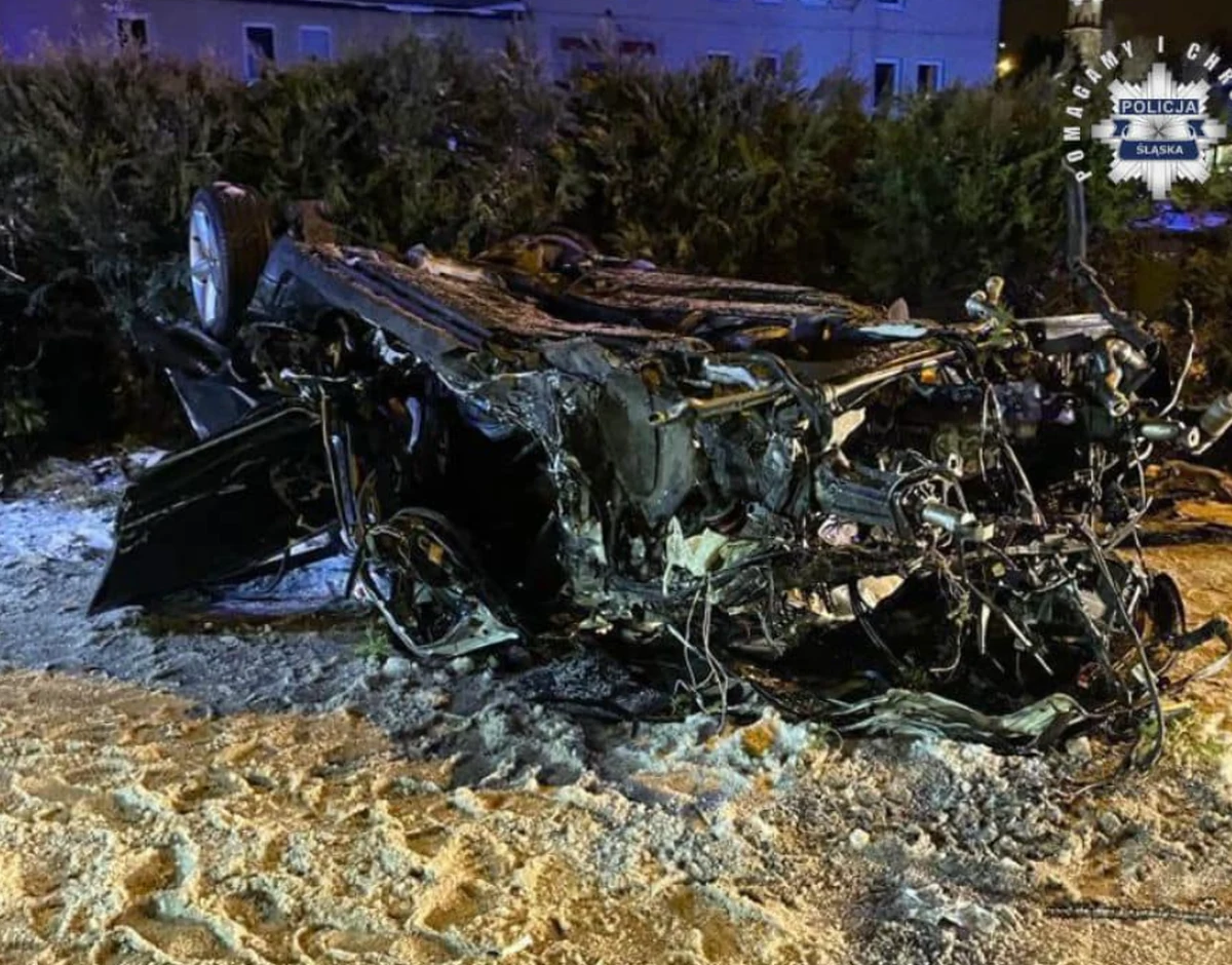 Wszystkie śmiertelne ofiary sobotniego wypadku w Wodzisławiu Śląskim to bardzo młode osoby, nastolatkowie - poinformowała dziś policja. 
Wieczorem w dzielnicy Zawada zderzyły się dwa auta osobowe. Zginęły trzy osoby. Trzy zostały przewiezione do szpitali. 