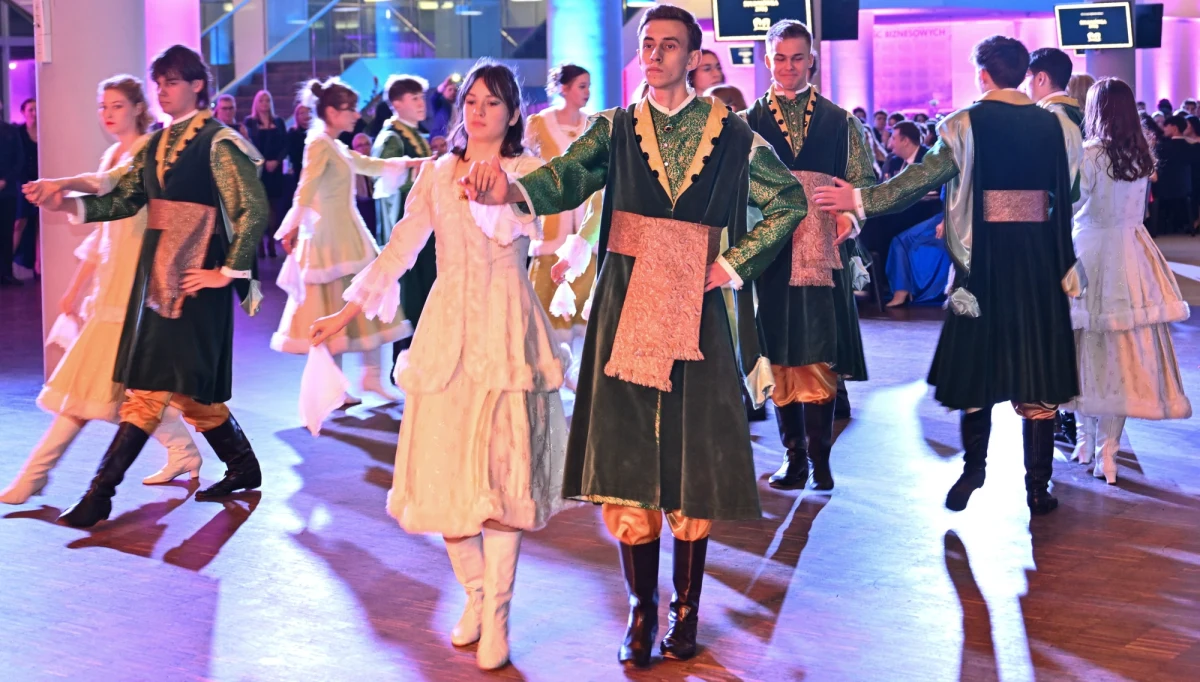 Legendarne "poloneza czas zacząć" uczniowie XII Liceum Ogólnokształcącego we Wrocławiu usłyszeli na stadionie. Tam odbył się ich przedmaturalny bal. Co ciekawe, polonezy były dwa.