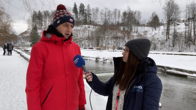 Pierwsza część PolSKIego Turnieju odbywa się w Wiśle. W sobotę przeprowadzony został konkurs duetów. Najlepsi okazali się Słoweńcy, którzy na podium wyprzedzili drużynę z Austrii i Niemiec. Podczas rywalizacji pobity został również rekord obiektu. W niedziele na skoczni im. Adama Małysza odbędzie się konkurs indywidualny. W zawodach wystąpi sześciu „Biało-Czerwonych”, gdyż od kadry odsunięty został Jakub Wolny. Zobacz podsumowanie najważniejszych wydarzeń weekendu. 